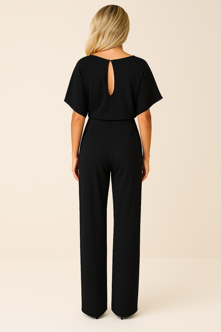 Svart damjumpsuit med knytband i midjan. Vida ben & korta ärmar för en chic look.