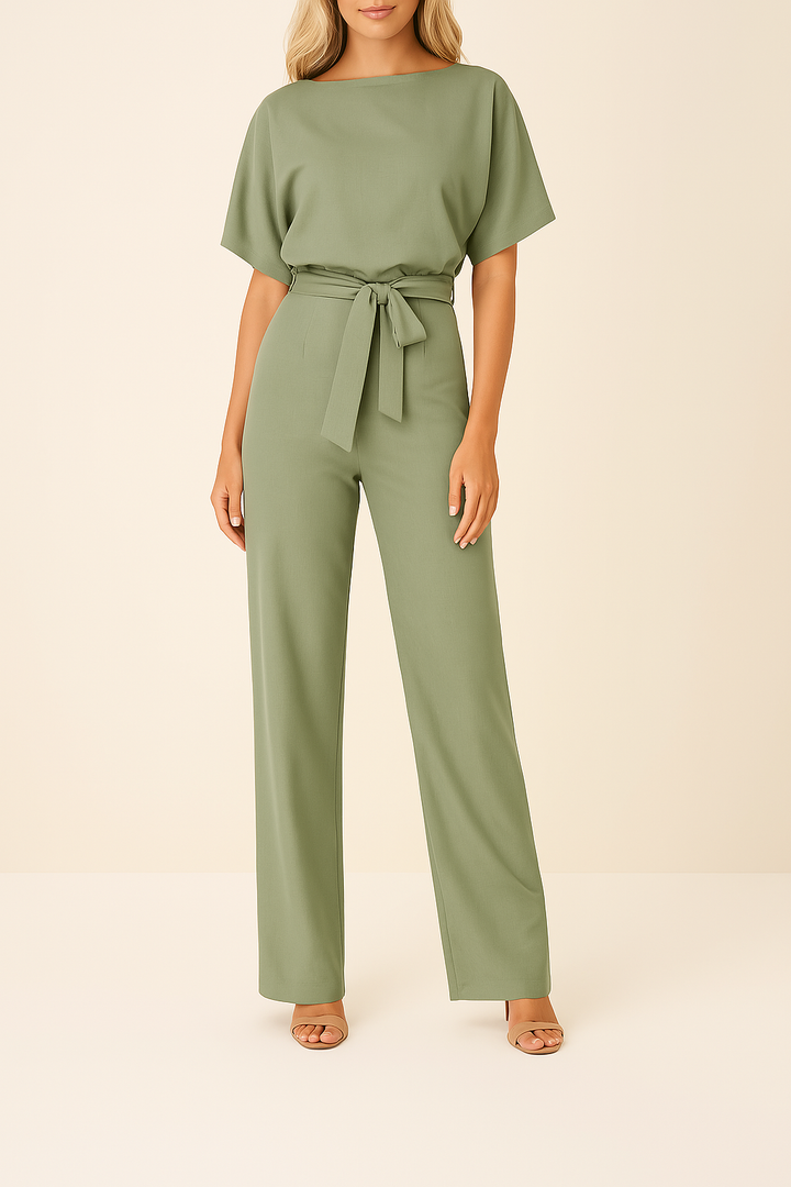 Minimalistisk Emma jumpsuit i elegant design. Vida ben & korta ärmar för sommarstil.
