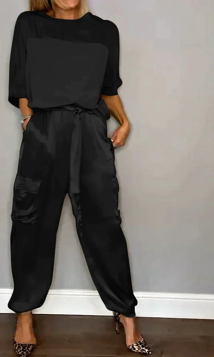 Sofistikerad damjumpsuit som kvällsoutfit, perfekt för en stilfull look.