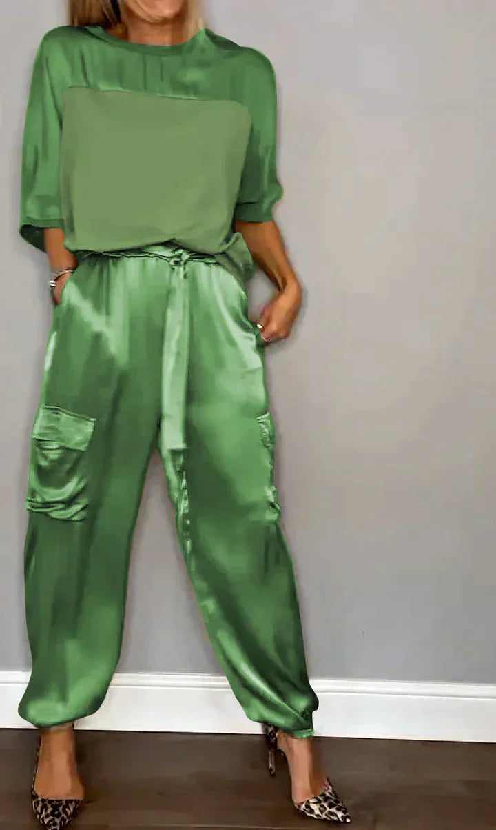 Elegant jumpsuit för dam, stilren och bekväm för festliga tillfällen.