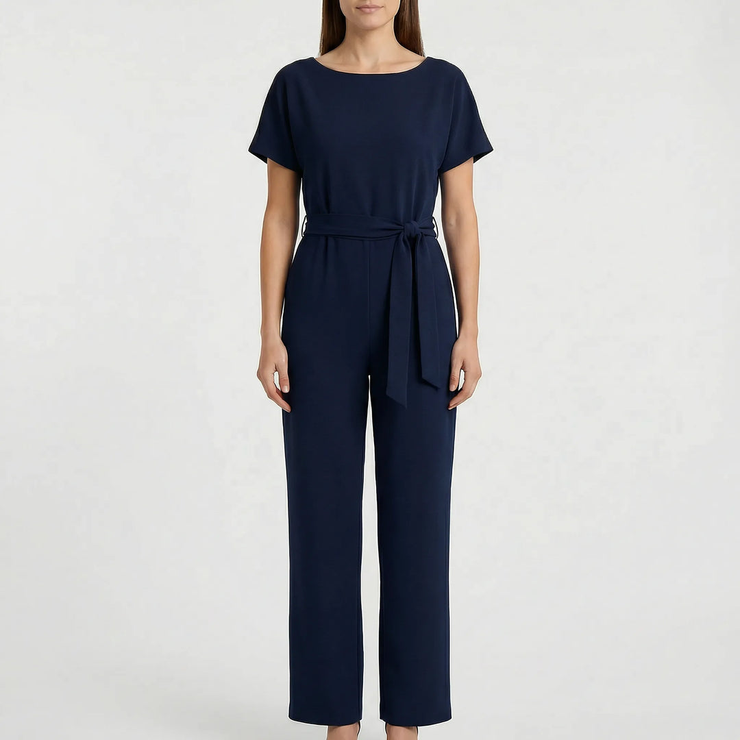 Sommaroutfit: damjumpsuit med vida ben och korta ärmar för maximal komfort och stil.