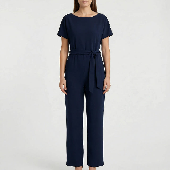 Sommaroutfit: damjumpsuit med vida ben och korta ärmar för maximal komfort och stil.