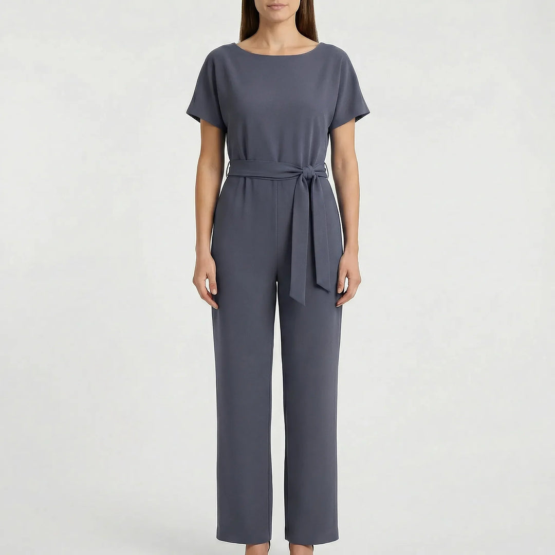 Chic damjumpsuit med vida ben och korta ärmar. Perfekt för en avslappnad men stilig look.
