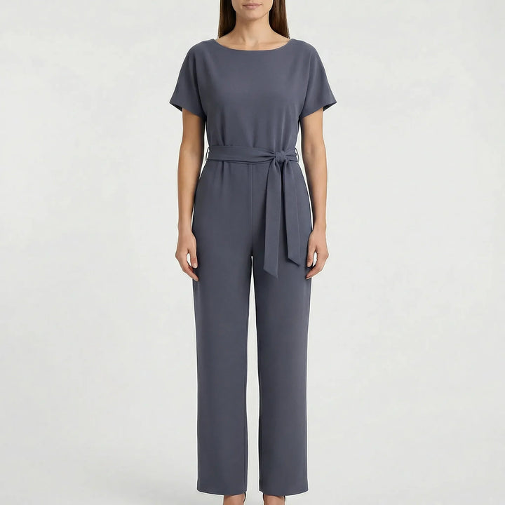 Chic damjumpsuit med vida ben och korta ärmar. Perfekt för en avslappnad men stilig look.