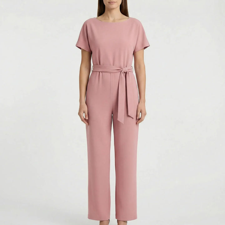Elegant damjumpsuit med vida ben och knutbälte framhäver midjan. Bekväm stil.