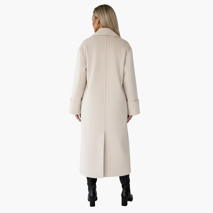 Elegant damkappa, helkroppsbild, visar den långa designen & stilfulla slagkragen.