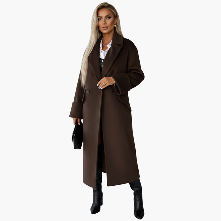 Ryggvy av elegant damkappa, framhäver dess rena linjer & klassiska design för mode.
