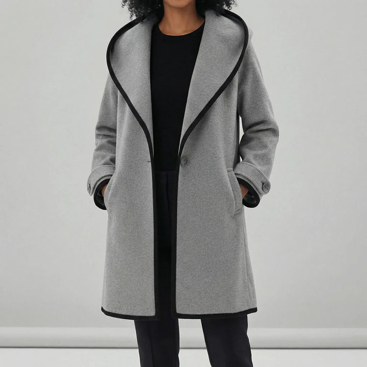 Elegant oversized damkappa Stephanie med dramatiska vida slag & huva, stilrent ytterplagg.