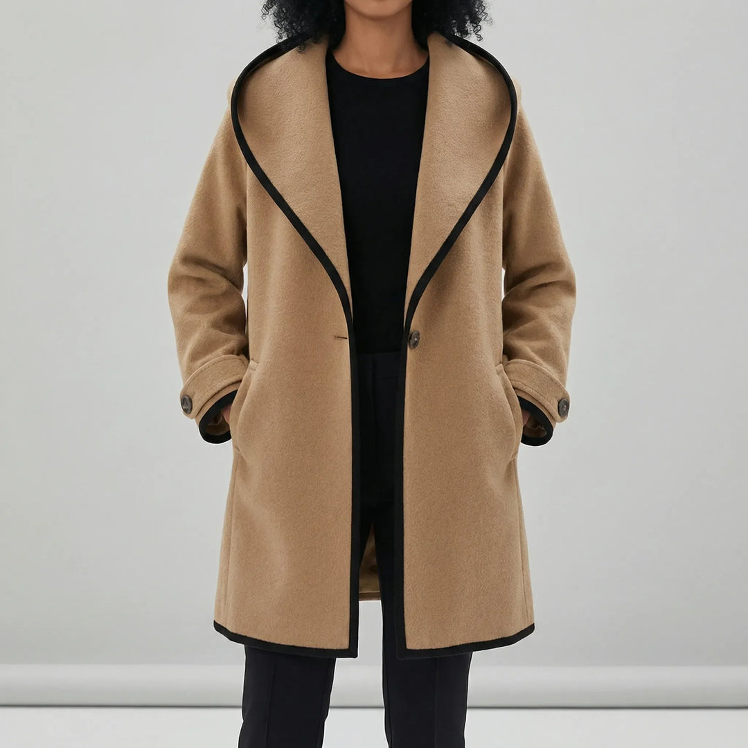Varm & modern oversized damvinterkappa med skyddande huva och snygga vida slag.