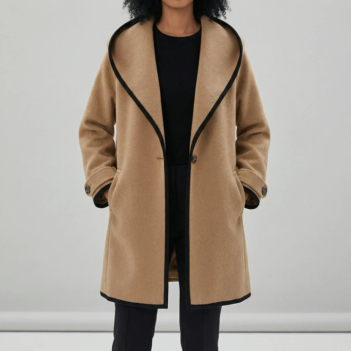 Varm & modern oversized damvinterkappa med skyddande huva och snygga vida slag.