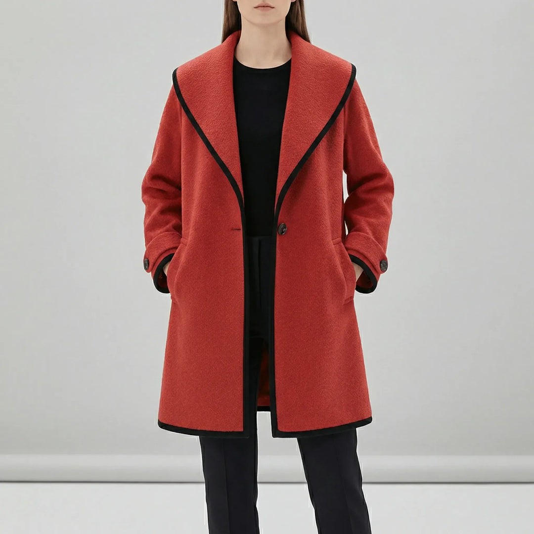 Statement-kappa: oversized damkappa med rymlig huva & eleganta vida slag, för stil & komfort.