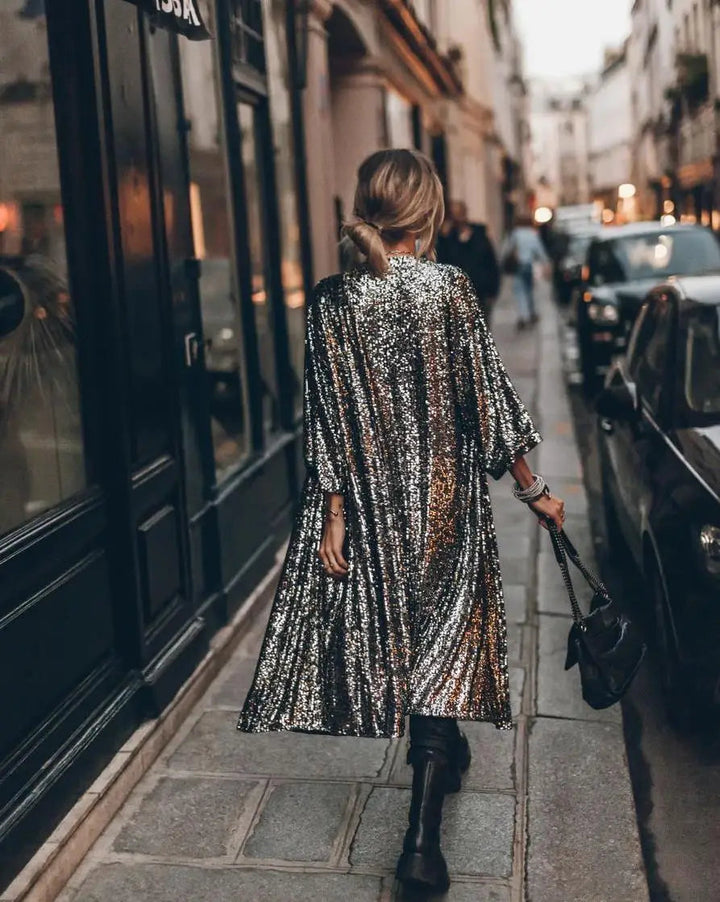 Modell bär svart damkimono med 3/4-ärmar, stylad för en elegant kvällslook.