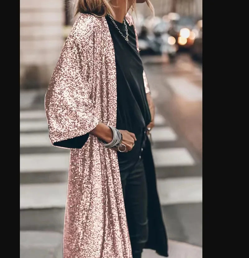 Svart paljettkimono för kvinnor, hänger uppvikt, redo att bäras som chic festkläder.