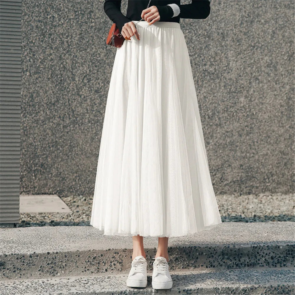 Elegant damkjol med hög midja och volym. Perfekt vardags- eller festkjol för kvinnor, feminin midi-längd.