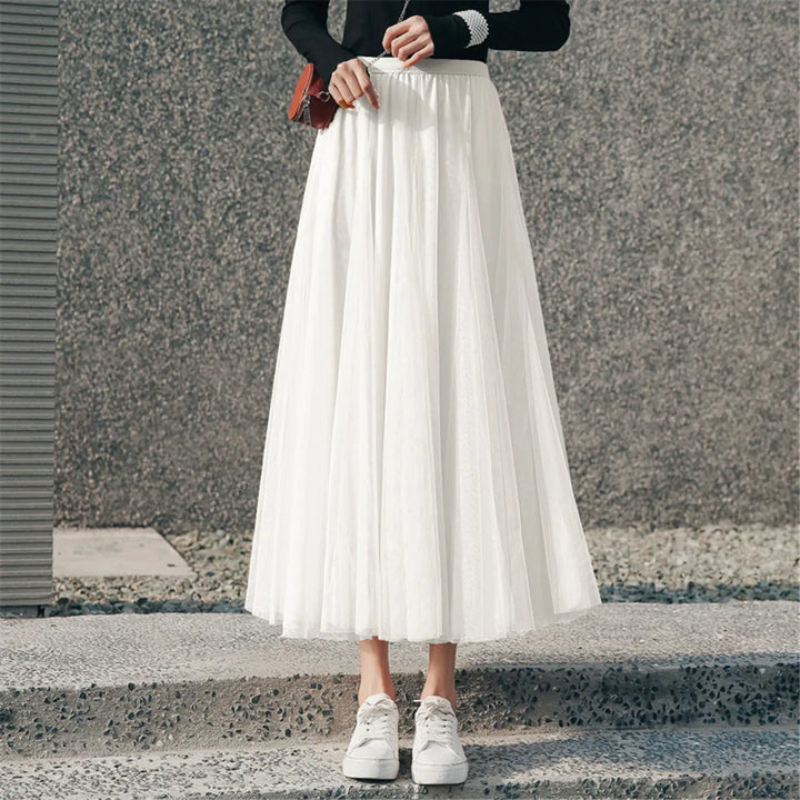 Elegant damkjol med hög midja och volym. Perfekt vardags- eller festkjol för kvinnor, feminin midi-längd.