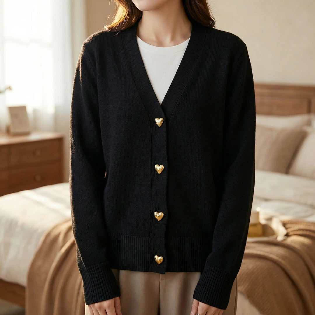 Elegant damkofta Lillian, höftlång med knappslå. Perfekt för stil & komfort i vardagen. Klassiskt dammode.