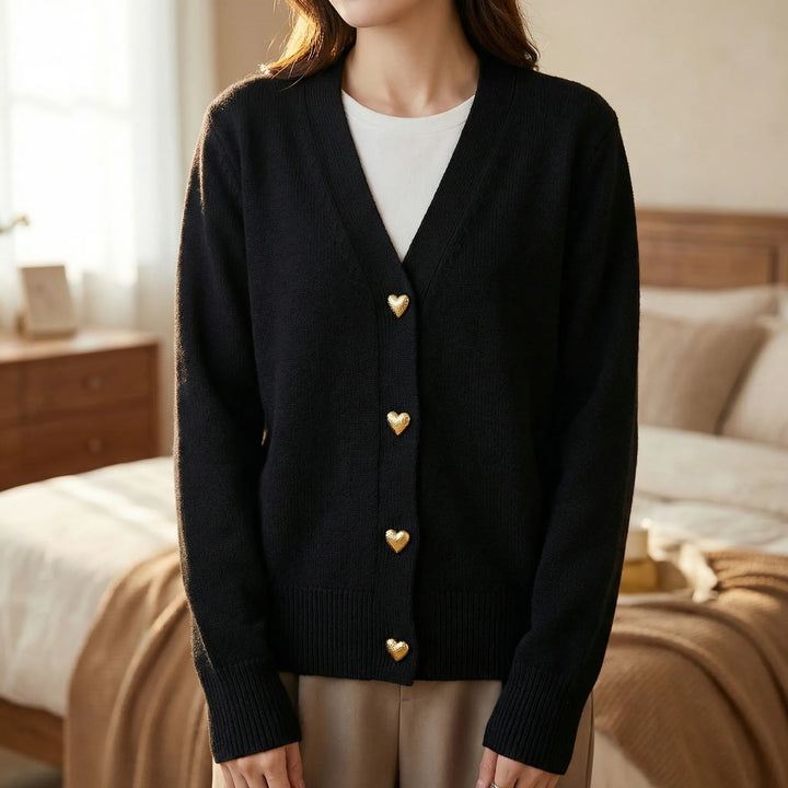 Elegant damkofta Lillian, höftlång med knappslå. Perfekt för stil & komfort i vardagen. Klassiskt dammode.