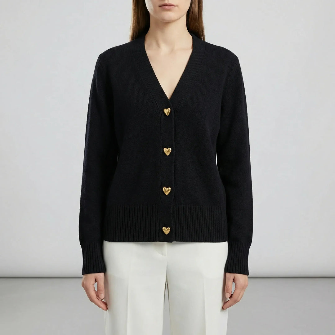 Mångsidig damcardigan med hel knappslå, modell Lillian. Bekväm och stilren för alla tillfällen. Höftlång passform.