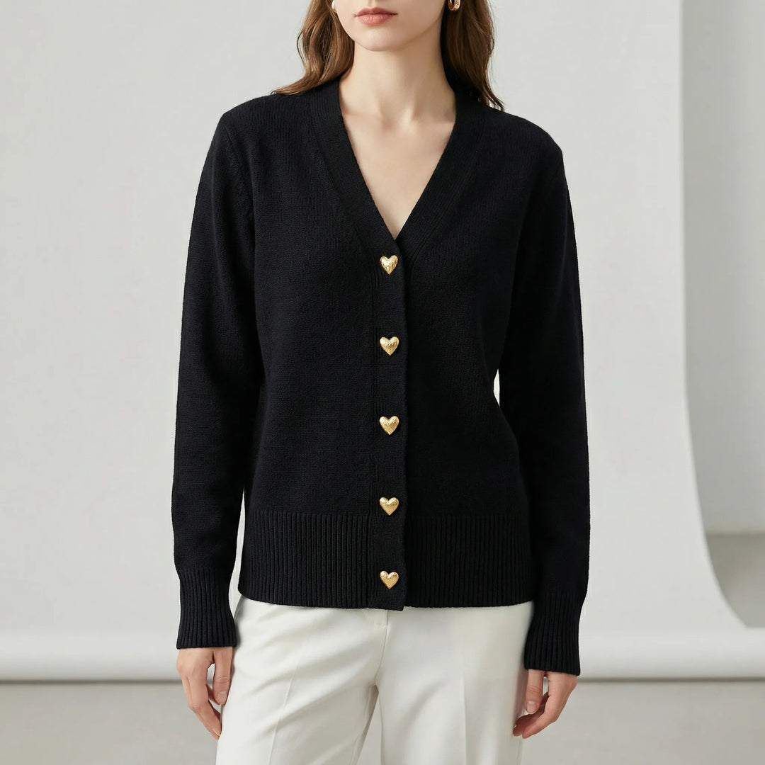 Damkofta Lillian med knappslå. Höftlång cardigan för kvinnor, perfekt som bekvämt lagerplagg i stilrent mode.