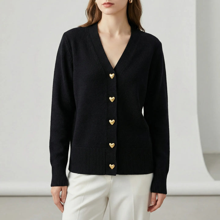 Damkofta Lillian med knappslå. Höftlång cardigan för kvinnor, perfekt som bekvämt lagerplagg i stilrent mode.