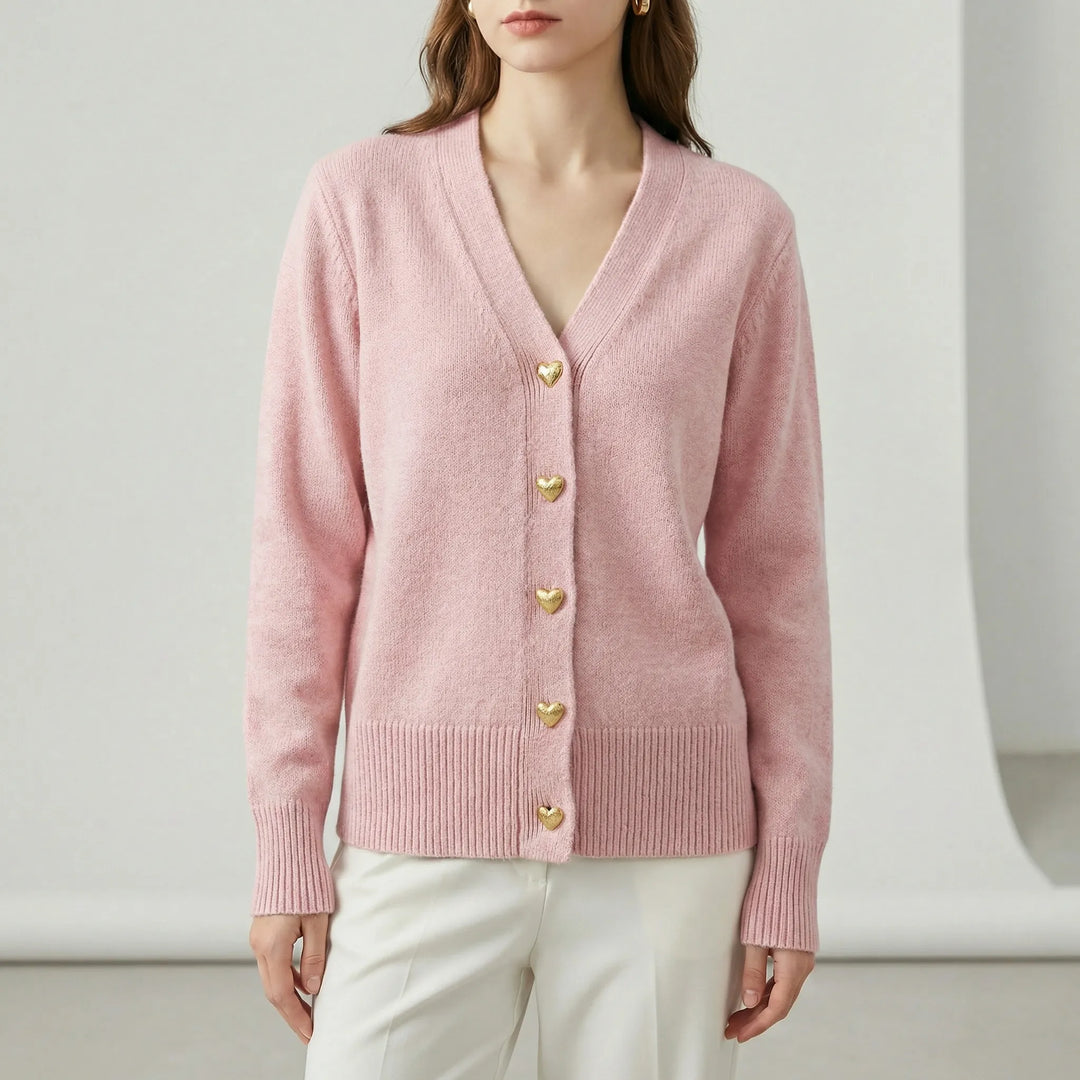 Klassisk damcardigan Lillian, höftlång & bekväm. Stilren design med knappslå för modern vardagslook & komfort.