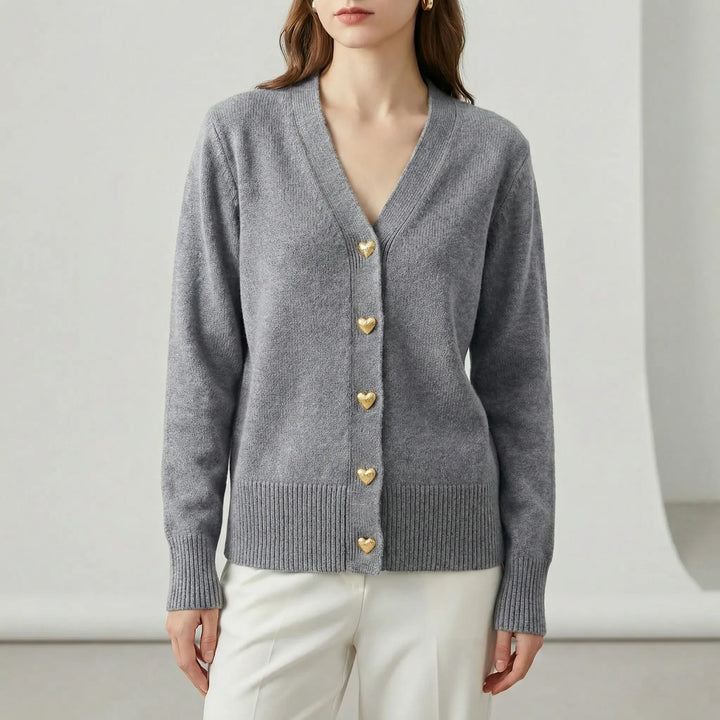 Damkofta Lillian: elegant höftlång cardigan med praktisk knappslå. Skön & stilfull för kvinnokläder. Vardagsmode.