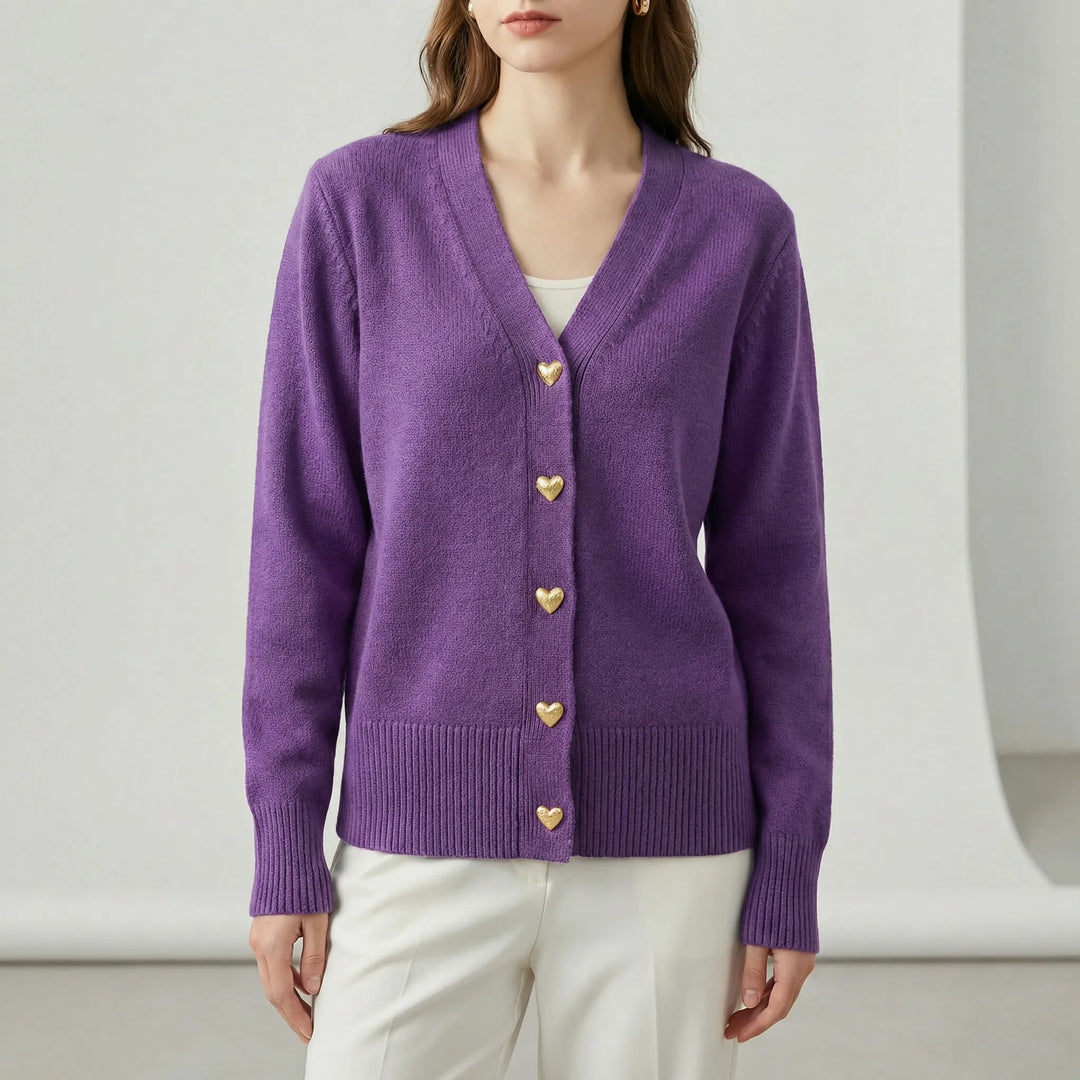 Detaljbild av damkoftan Lillian med knappslå. Elegant höftlång cardigan som kombinerar komfort med klassiskt mode.