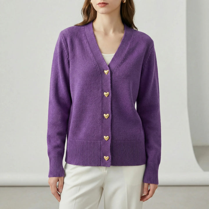 Detaljbild av damkoftan Lillian med knappslå. Elegant höftlång cardigan som kombinerar komfort med klassiskt mode.