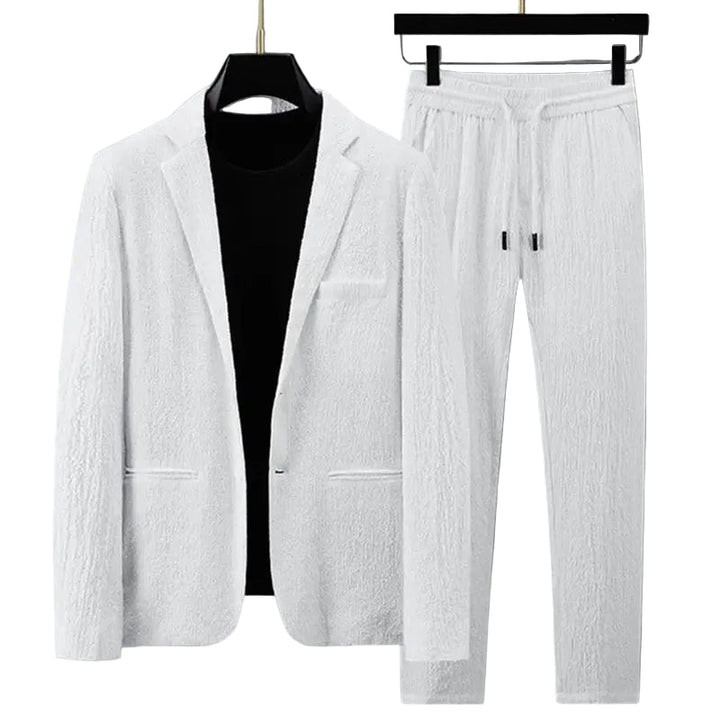 Elegant damkostym i grått med lång kavaj och matchande byxor, perfekt för affärslook eller kontorsstil, bekväm höstmode.