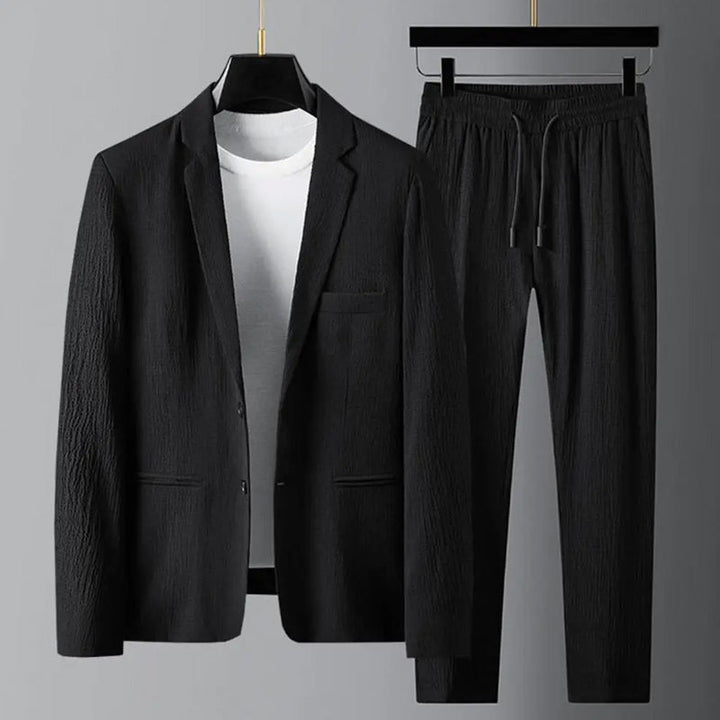 Kvinnlig kavajset i blått med ledig passform, lämpligt för både arbete och fritid, en elegant vårdag eller höstoutfit.