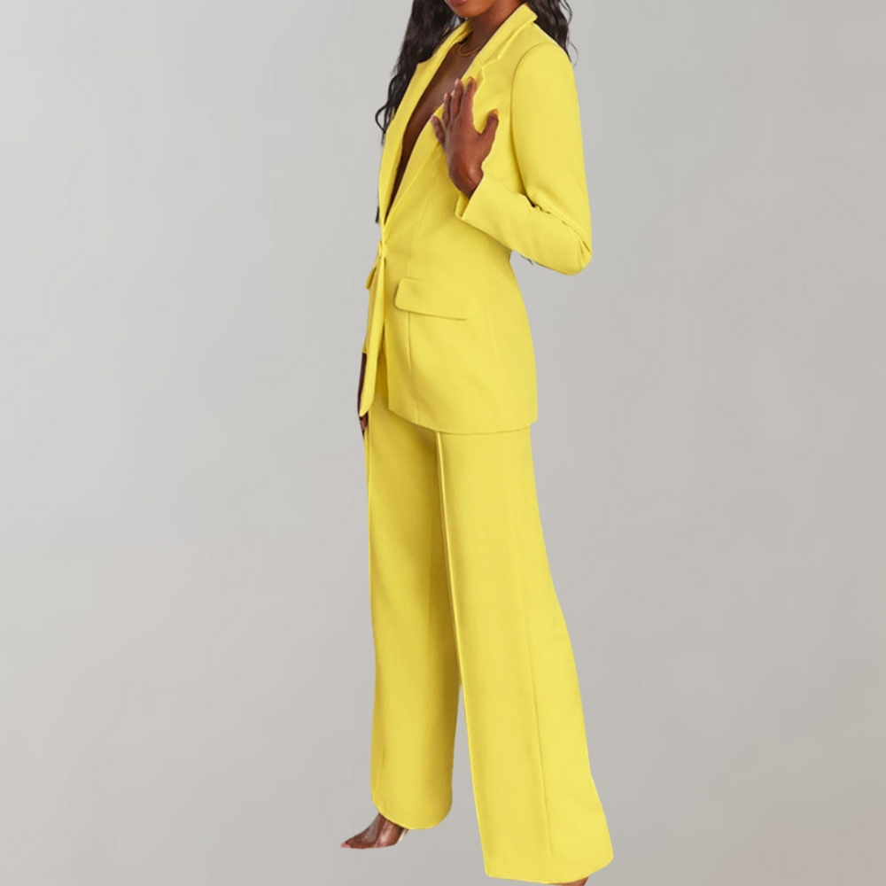 Trendig damkostym med figursydd blazer och bekväma byxor; en elegant modefavorit.