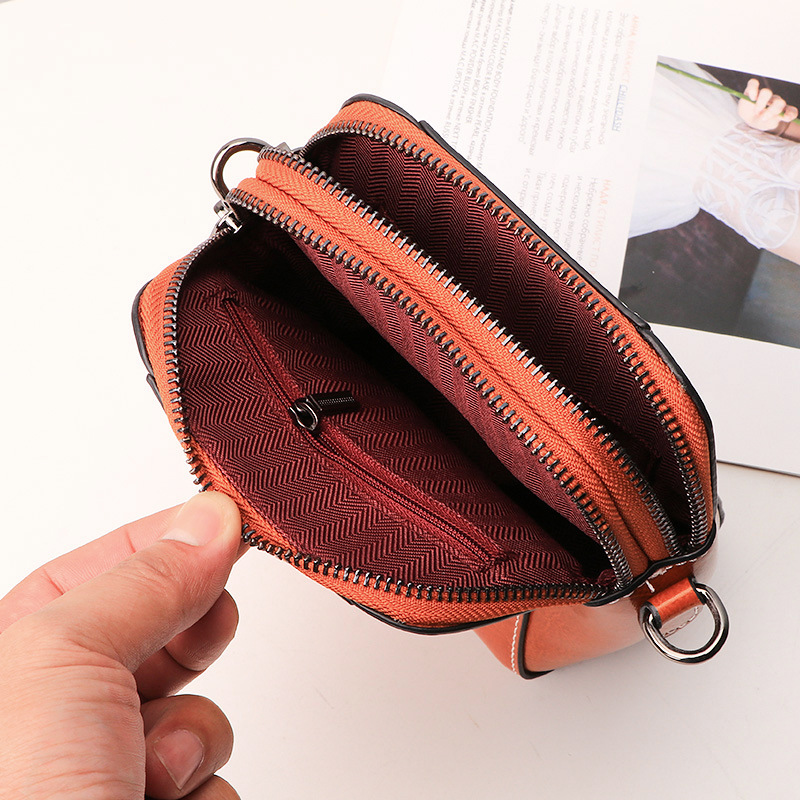 "Elegant damkurirväska i oljevaxat äkta läder, tidlös design, justerbar rem, perfekt för både vardags- och formella kläder."