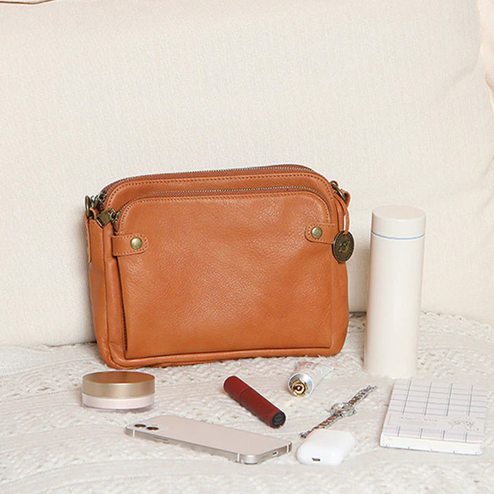 Elegant damläderväska crossbody med multifunktionell design, justerbara remmar och RFID-skydd i flera färger.