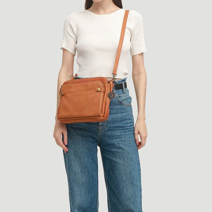 Elegant damläderväska crossbody med multifunktionell design, justerbara remmar och RFID-skydd i flera färger.
