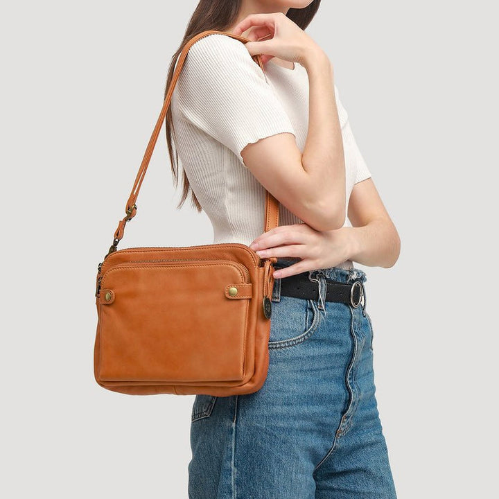 Elegant damläderväska crossbody med multifunktionell design, justerbara remmar och RFID-skydd i flera färger.