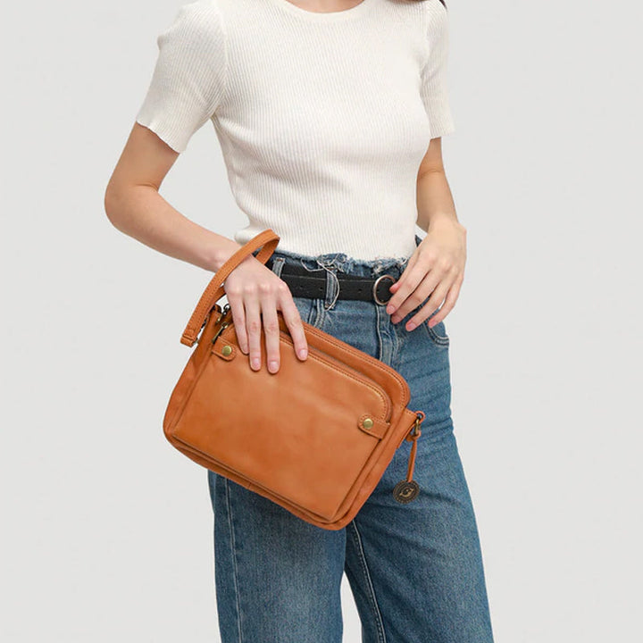 Elegant damläderväska crossbody med multifunktionell design, justerbara remmar och RFID-skydd i flera färger.