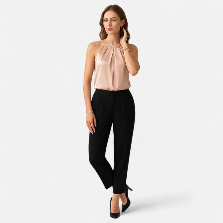 Vit draperad damtopp med veckad front, idealisk för en chic festlook.