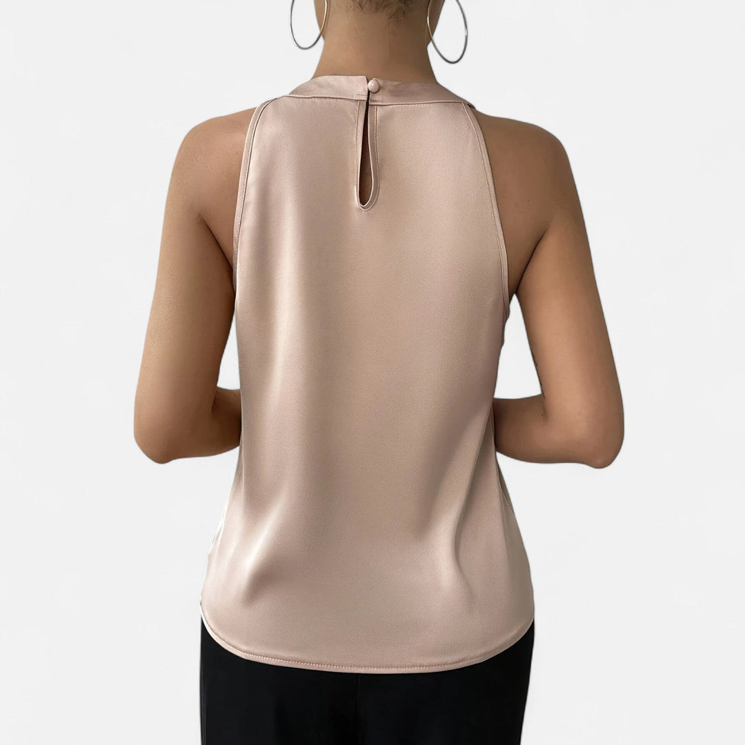 Stilrent damlinne med plisserad krage och draperad design, optimalt för fest.