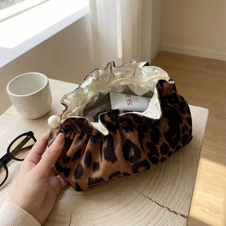 Elegant damnecessär med chic volangdetalj. Perfekt sminkväska för stilfull förvaring av kosmetika.
