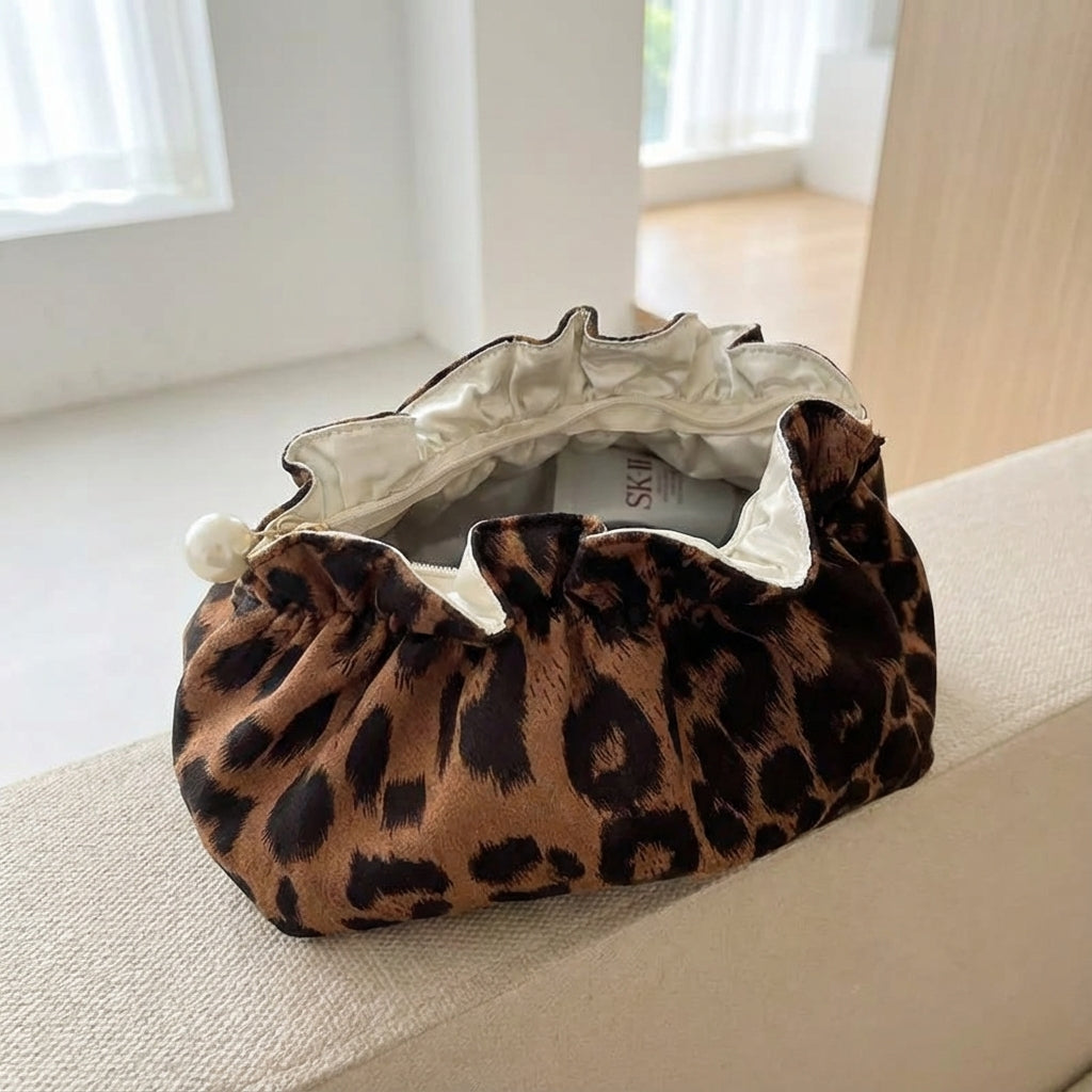 Leopardmönstrad necessär Pearlynn med volangtopp. Praktisk kosmetikapåse för ordning och elegans.