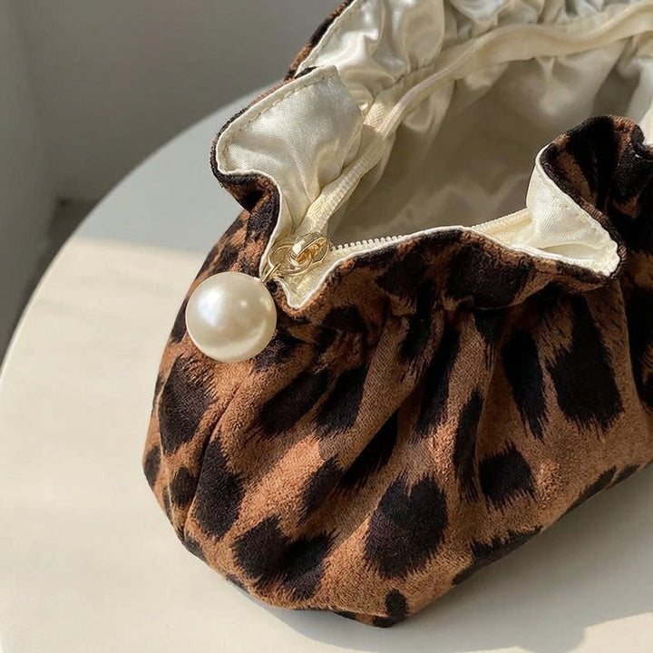 Stilren necessär med volang, idealisk som sminkväska eller accessoar för dam. Elegant förvaring av småsaker.
