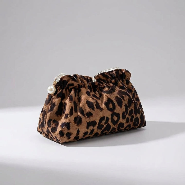 Damnecessär Pearlynn med volang och elegant design. Chic sminkväska för säker förvaring av skönhetsprodukter.