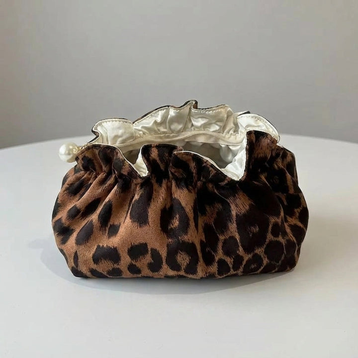 Chic leopardmönstrad necessär för dam, med snygg volangdetalj. Perfekt som kosmetikapåse för resor & vardag.