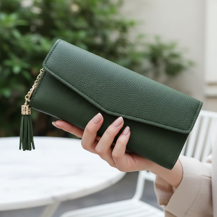 Elegant damplånbok i PU-läder med flera kortfack. Stilren modeaccessoar för den moderna kvinnan.