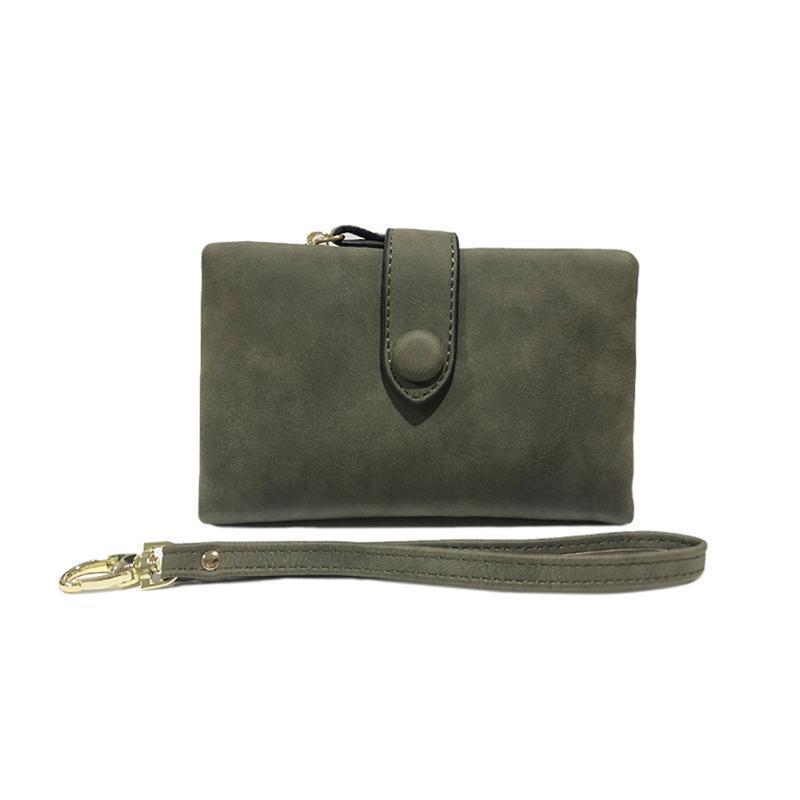 "Elegant damplånbok i äkta läder, brun med slät yta, flera fack för kort och mynt. Stilfull och praktisk accessoar."
