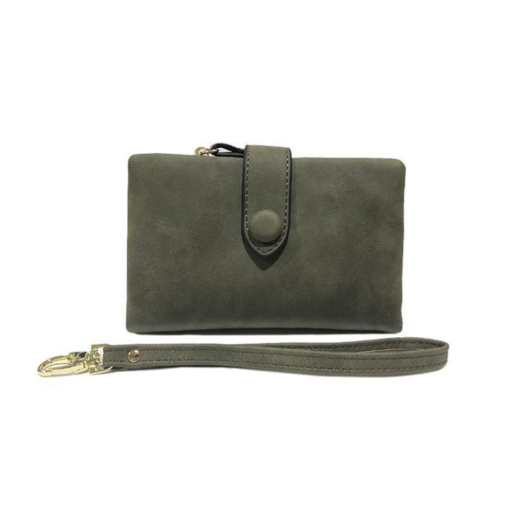"Elegant damplånbok i äkta läder, brun med slät yta, flera fack för kort och mynt. Stilfull och praktisk accessoar."