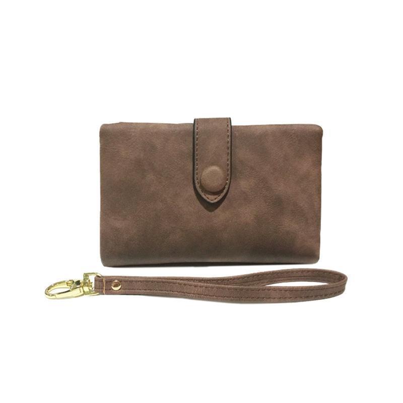 "Elegant damplånbok i äkta läder, brun med slät yta, flera fack för kort och mynt. Stilfull och praktisk accessoar."