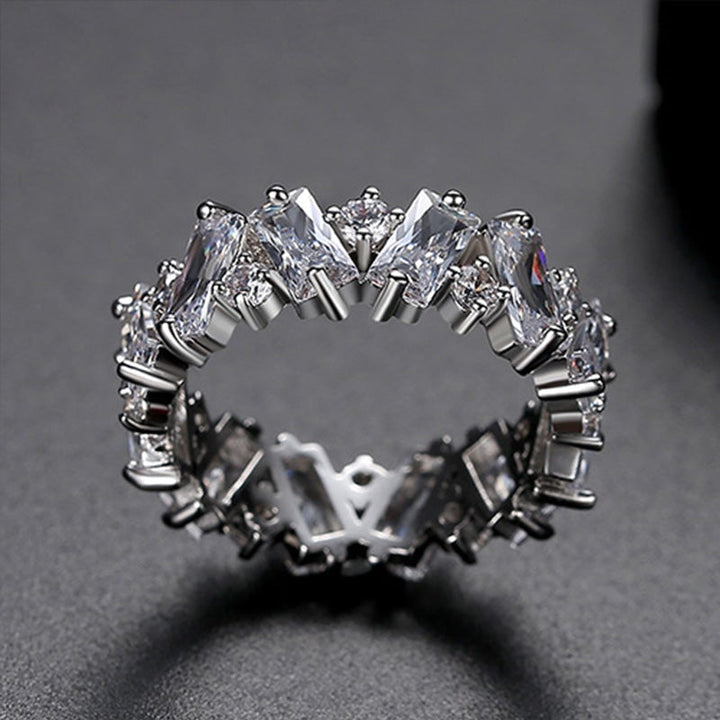 "Elegant damring i silver och guld med regnbågsskimrande zirkon, perfekt accessoar för speciella tillfällen."