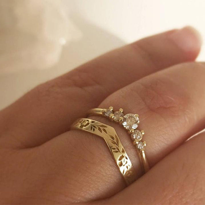 "Elegant damring med blommönster, återvunnet silver, handgjord accessoar perfekt för unik och tidlös stil."