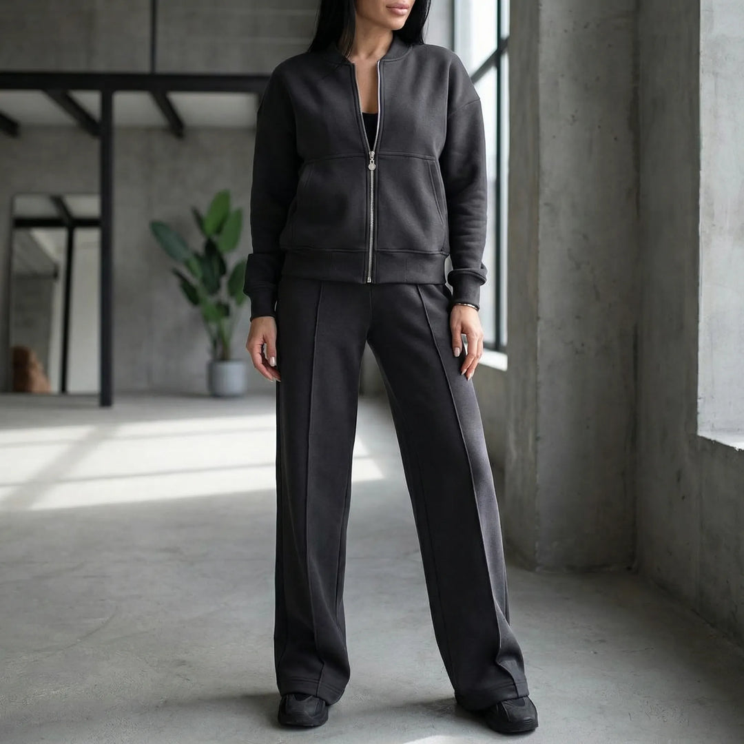 Elegant damset Evie med regular fit jacka och raka ben byxor. Perfekt matchande set för kvinnor.